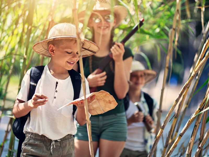Giocatori che decifrano indizi sulla mappa del tesoro