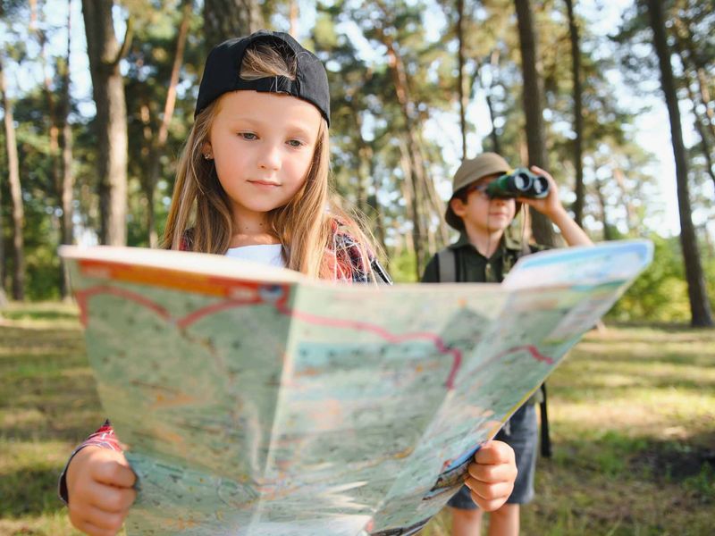 Team di cacciatori di tesori con iPad AR